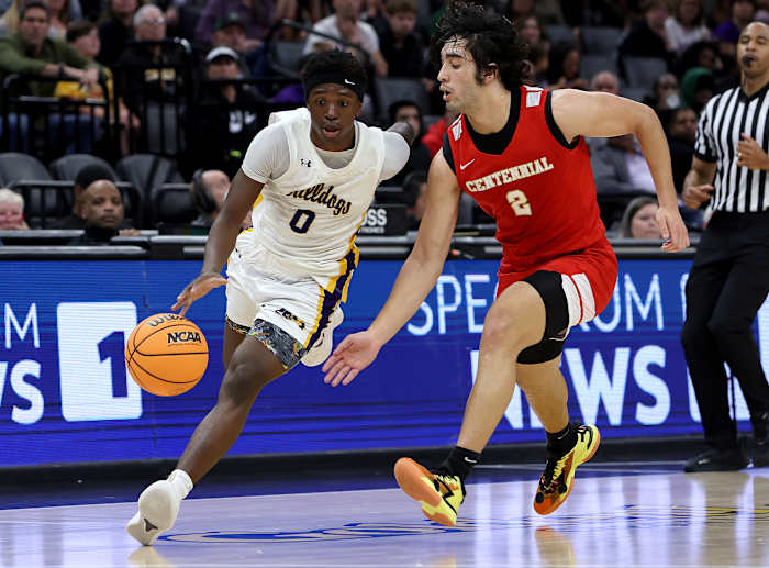 ArDarius Grayson (0) on his way to the rim while being hounded by Jaxton Santiago.